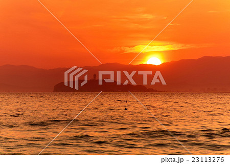 江ノ島と夕日　葉山森戸海岸 23113276