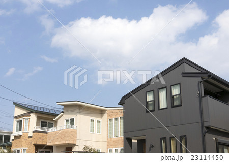 住宅　分譲住宅街　イメージ　快晴　青空　雲　デザイン住宅　 23114450