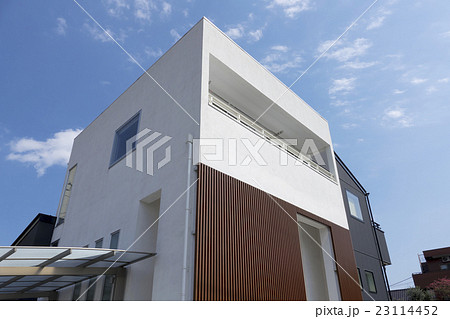 住宅　デザイン住宅　イメージ　モダン　青空　雲　見上げる　コピースペース 23114452