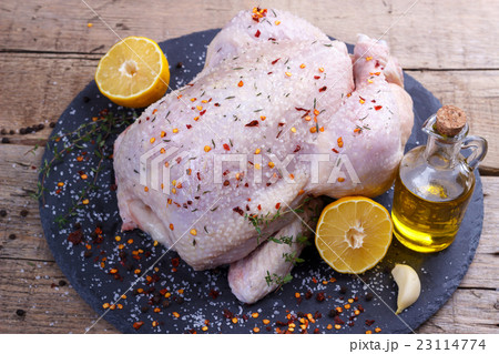 Whole raw chicken Whole raw chicken 23114774