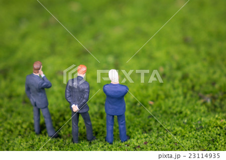 グリーンの中の話し合い　ジオラマ 23114935