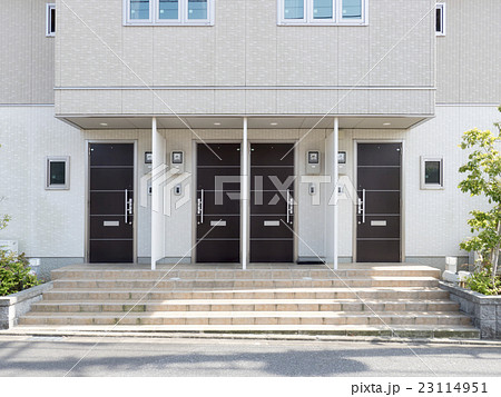 住宅 2階立て アパート 玄関イメージ 外観の写真素材