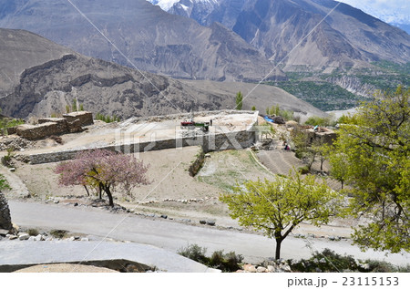 パキスタン　フンザ　カリマバードの美しい山と村 23115153