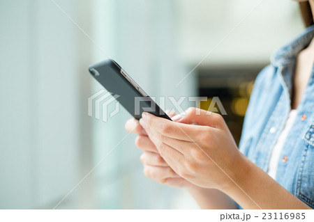 Woma use of cellphone 23116985