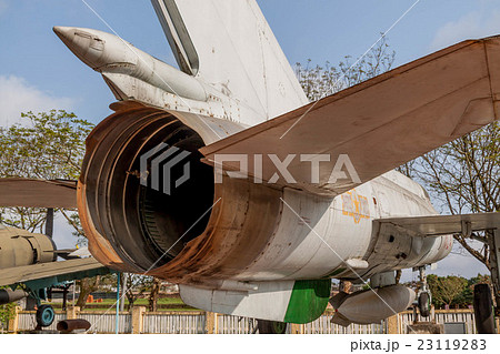 ベトナム戦争時に北ベトナム軍が使用した旧ソ連製のミグ21戦闘機の機尾エンジン排気口部分 ベトナム戦争時に北ベトナム軍が使用した旧ソ連製のミグ21戦闘機の機尾エンジン排気口部分 23119283