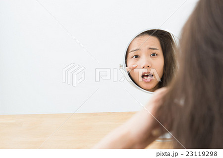 肌トラブルに悩む女性 肌トラブルに悩む女性 23119298