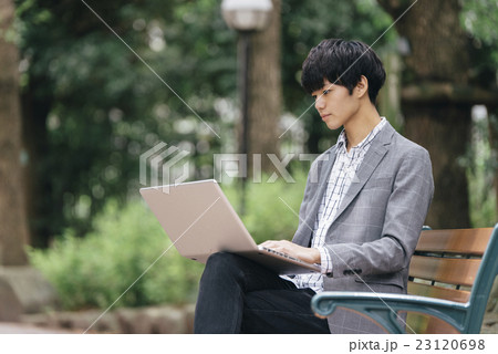 男性　自然　緑　屋外　パソコン 23120698