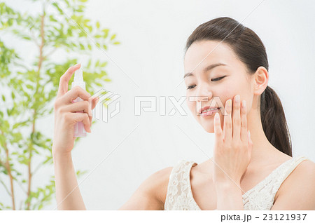 スプレーをする女性（ビューティー） 23121937