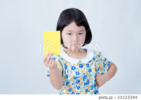 イエローカードを出す女の子 イエローカードを出す女の子 23123394