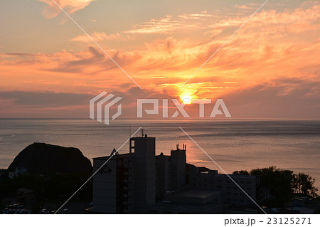 ウトロ（斜里町）　夕日　知床・北海道 23125271