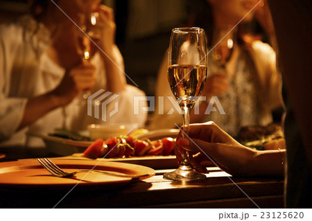 パーティー　女子会　オープンテラス　友達　友人　夜 23125620