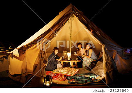 キャンプ アウトドア テント 女性 夜 友達 友人の写真素材