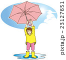 傘を振り上げて雨が降り止んだことを喜ぶ小学生の女の子(レインコート+水溜り+青い空) 23127651
