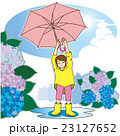 傘を振り上げて雨が降り止んだことを喜ぶ小学生の女の子(レインコート+水溜り+青い空＋アジサイ) 23127652