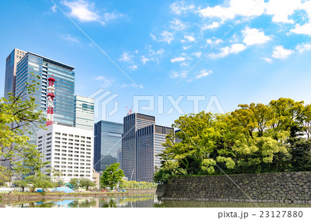 皇居東御苑大手濠と大手町のビル群 皇居東御苑大手濠と大手町のビル群 23127880