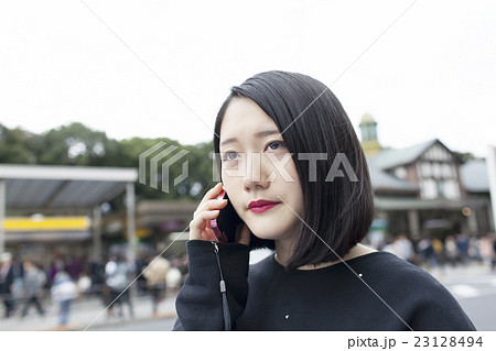 スマホ 原宿 原宿駅前 ポートレート 女性 黒髪 色白 黒服 ファッションの写真素材