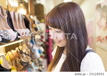 ショッピング 女性 東京 原宿 竹下通り 露天 靴屋 かわいい靴を見て笑み ショッピング 女性 東京 原宿 竹下通り 露天 靴屋 かわいい靴を見て笑み 23128501