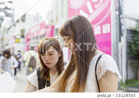 原宿 竹下通り 楽しいショッピングイメージ 女子2名 東京観光 ライフスタイル汎用の写真素材