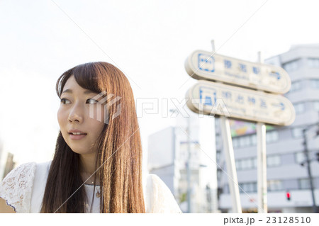 女性 ポートレート コピースペース 夕日 原宿 ラフォーレ原宿前 神宮前交差点 横顔 女性 ポートレート コピースペース 夕日 原宿 ラフォーレ原宿前 神宮前交差点 横顔 23128510