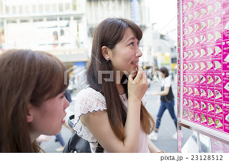 東京　原宿　クレープのメニューを見る　笑顔　通り　2人　女子旅　東京観光　汎用 23128512