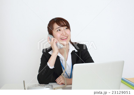 仕事をするビジネスウーマン 23129051
