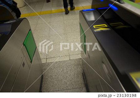 駅の改札口 23130198