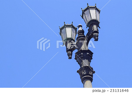 青空に立つノスタルジックな街灯 青空に立つノスタルジックな街灯 23131646
