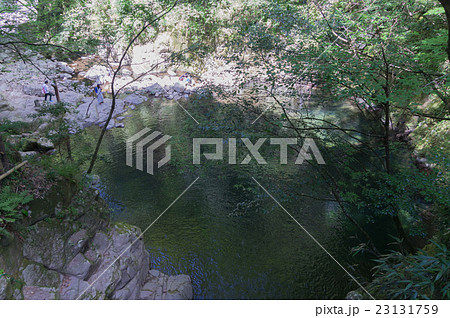 赤目四十八滝の滝壺、三重県、日本 23131759