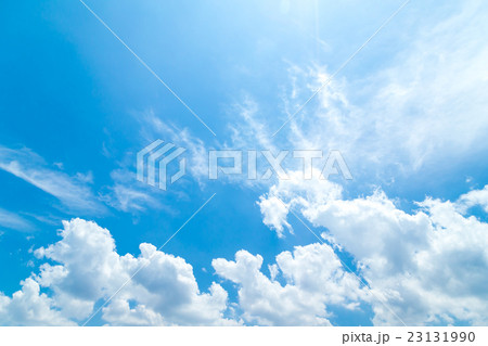 雲 綿雲 入道雲 積乱雲 積雲 高積雲 青い空 白い雲 初夏の空 背景用素材 クラウド 青空 の写真素材