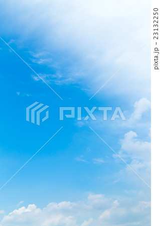 空　雲　コピースペース　積雲　初夏の空　広いコピースペース　汎用的な空　梅雨時の晴れ間 23132250