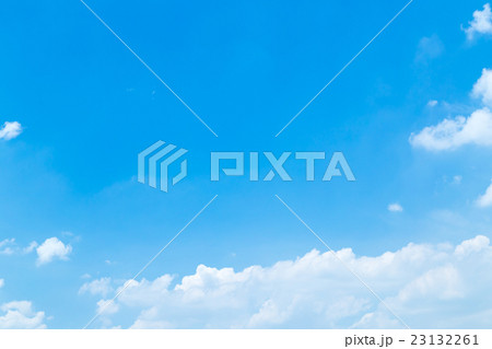 空　雲　コピースペース　積雲　初夏の空　広いコピースペース　汎用的な空　梅雨時の晴れ間 23132261