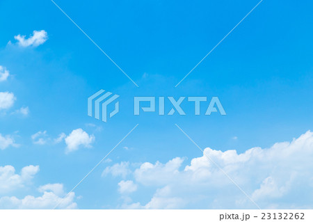 空　雲　コピースペース　積雲　初夏の空　広いコピースペース　汎用的な空　梅雨時の晴れ間 23132262