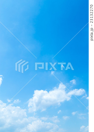 空　雲　コピースペース　積雲　初夏の空　広いコピースペース　汎用的な空　梅雨時の晴れ間 23132270