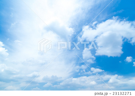 空　雲　コピースペース　積雲　初夏の空　広いコピースペース　汎用的な空　梅雨時の晴れ間 23132271