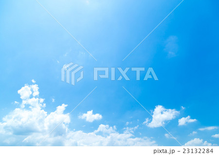 空　雲　コピースペース　積雲　初夏の空　広いコピースペース　汎用的な空　梅雨時の晴れ間 23132284