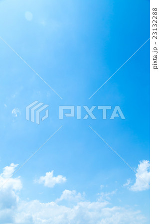 空　雲　コピースペース　積雲　初夏の空　広いコピースペース　汎用的な空　梅雨時の晴れ間 23132288