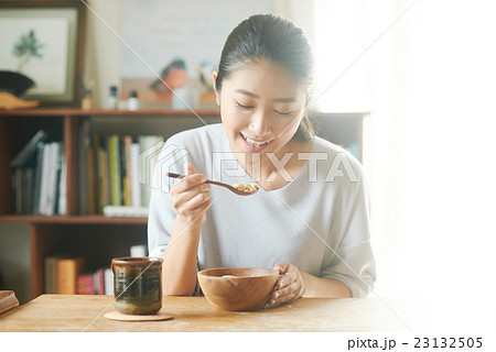 朝食を食べる女性 朝食を食べる女性 23132505