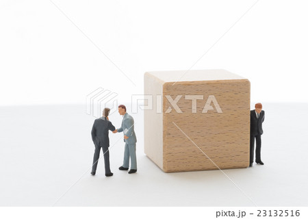 聞き耳を立てる人 聞き耳を立てる人 23132516