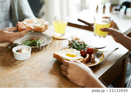 朝食をとる夫婦の手元 23132630