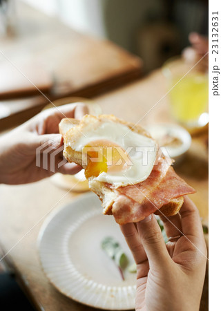 朝食をとる夫婦の手元 朝食をとる夫婦の手元 23132631