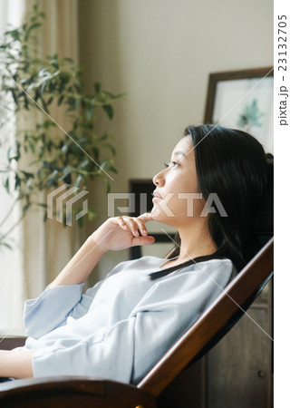 休日にのんびりと休む女性 23132705