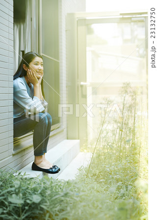 休日をのんびり過ごす女性 23132750