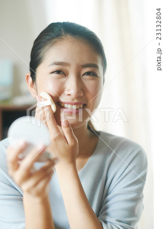 休日にメイクをする女性 休日にメイクをする女性 23132804