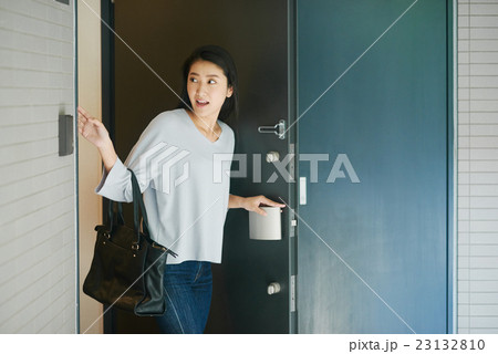 出掛ける女性 23132810