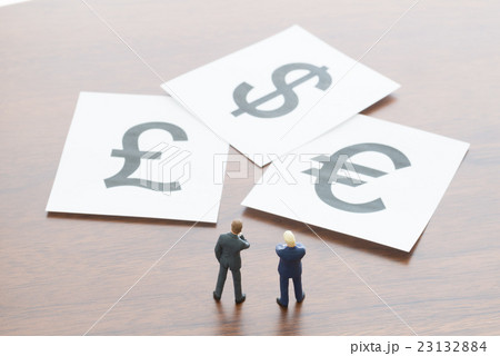 為替について考えるビジネスマン 23132884