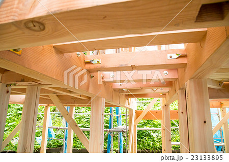 建築現場　建設現場　大工の仕事　基礎工事　住宅建設　鉄筋　工事　建設業　夢のマイホーム　 23133895