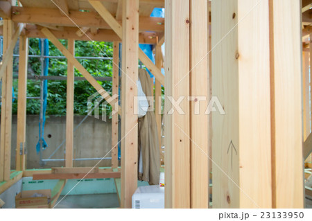 建築現場　建設現場　大工の仕事　基礎工事　住宅建設　鉄筋　工事　建設業　夢のマイホーム　 23133950