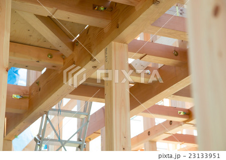 建築現場　建設現場　大工の仕事　基礎工事　住宅建設　鉄筋　工事　建設業　夢のマイホーム　 23133951