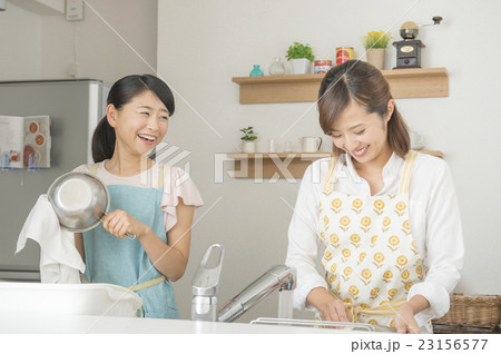 キッチンに立つ女性2人 23156577