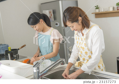 サラダを作る女性2人 サラダを作る女性2人 23157273